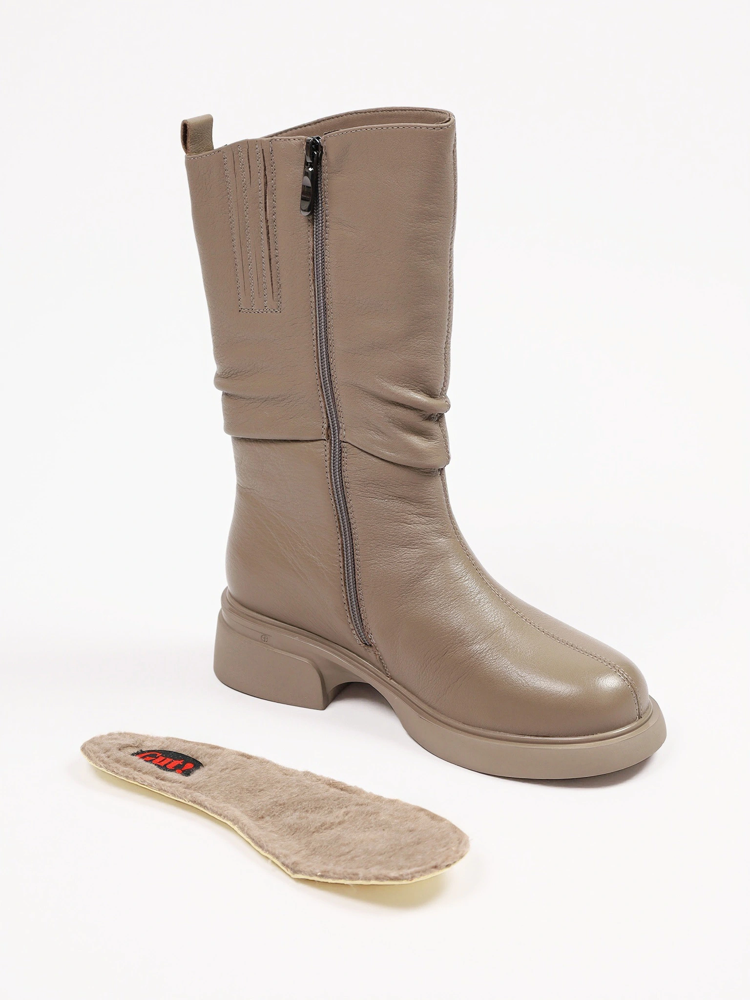 Сапоги серого цвета на среднем широком каблуке с мягкими складками